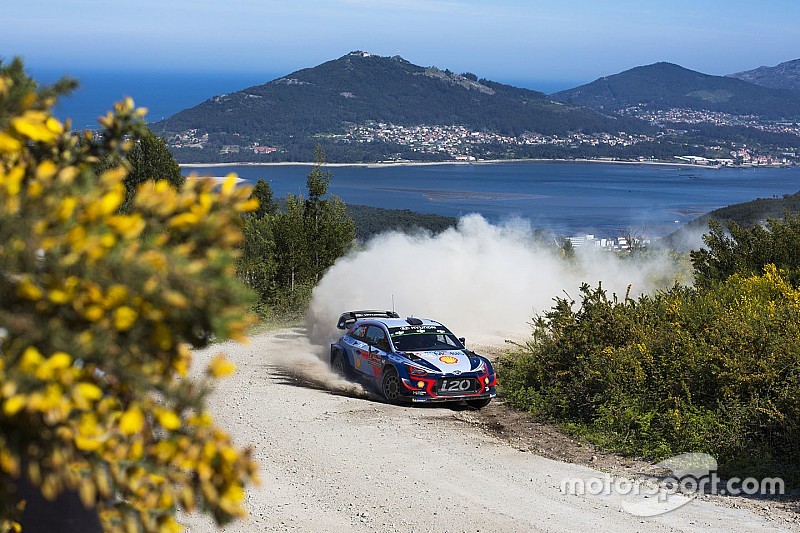 Neuville cierra un accidentado viernes en Portugal como líder