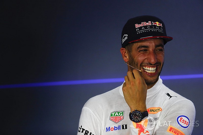 Flatulência de Ricciardo constrange Bottas em coletiva da F1