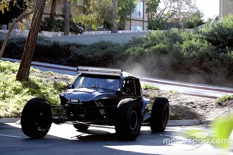 Wegpiraat scoort 26 overtredingen bij bizarre stunt met buggy