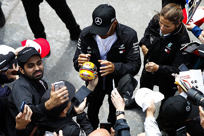 Hamilton: A fizetési különbségek alapján még a kőkorszakban élünk