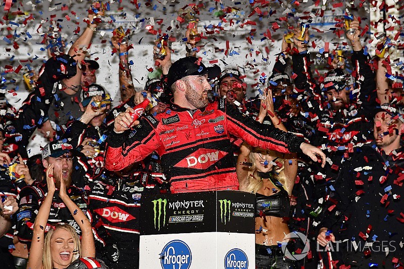 Austin Dillon se tatúa en una nalga la victoria en Daytona 500