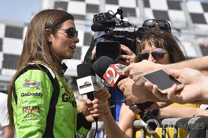 Almirola prova que Danica era mais importante fora da pista