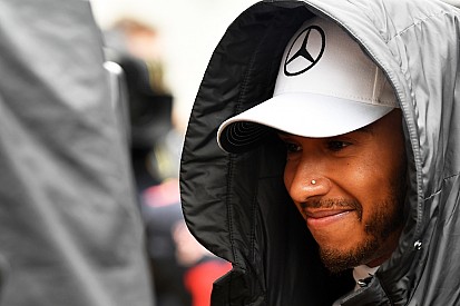 Hamilton visszatért a közösségi médiába