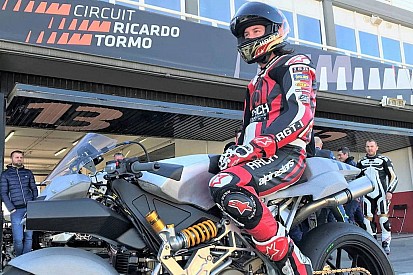 GALERÍA: Keanu Reeves rueda una Vyrus en Cheste