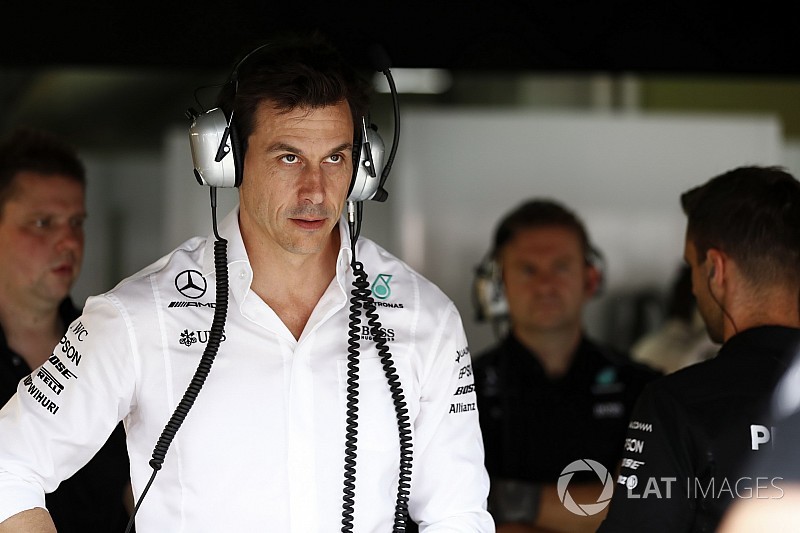 У Mercedes не зрозуміли причин швидкості Хемілтона