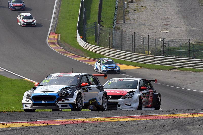 Trionfo di Kris Richard (con giallo) in Gara 2 a Spa-Francorchamps
