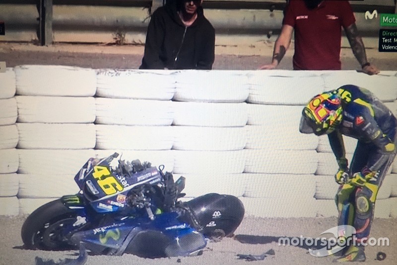 Képen Rossi törött motorja