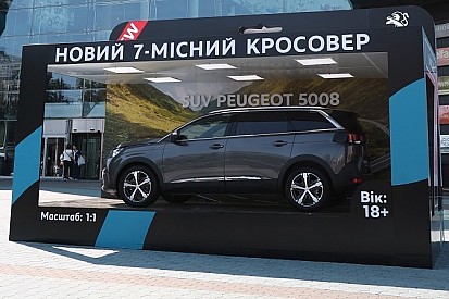 У Києві новий Peugeot 5008 виставили у коробці з під іграшки