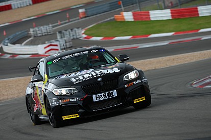 Alexander Mies und Michael Schrey verteidigen VLN-Tabellenführung