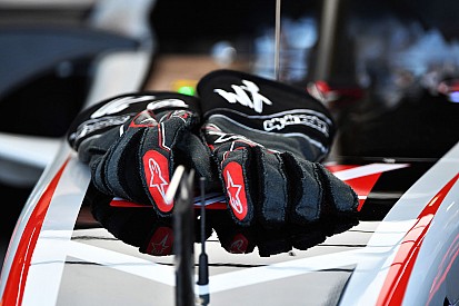 Hightech-Handschuhe vor Formel-1-Debüt