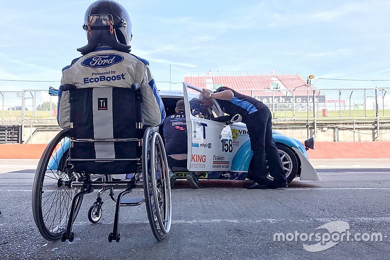 Monger kembali membalap untuk kali pertama sejak kaki diamputasi