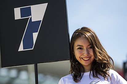 A japán F1-es rajtrácslányok Suzukából