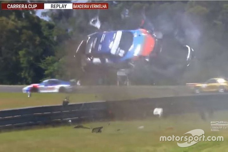 VÍDEO: Carro capota dez vezes e voa por cima do guard rail