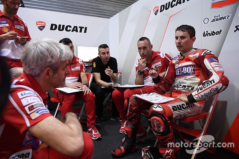 Luchinelli: “Lorenzo está en Ducati solo porque allí gana un dineral”