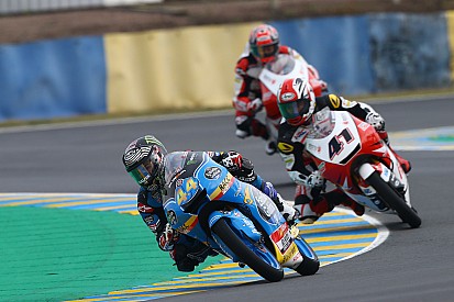Завал в Moto3: больше половины гонщиков упали в одном повороте