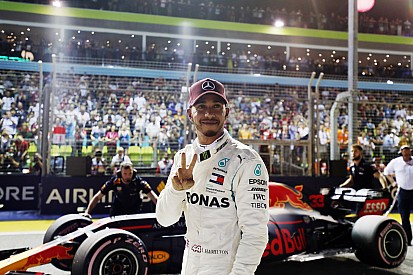 Hamilton és Vettel pole köre Szingapúrból: videó