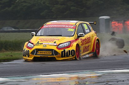 Гонщика BTCC ввели в искусственную кому после аварии в квалификации