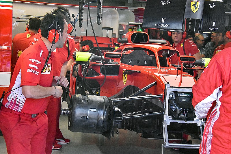 Golfütők jelentek meg a Ferrari új padlólemezén