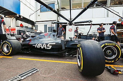 В Haas изменили ливрею, чтобы выделить на машинах логотип команды