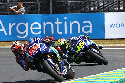 Memotong lintasan, Rossi tuding Vinales sedikit curang