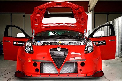 TCR-Comeback: Alfa Romeo mit rundum erneuerter Giulietta in Knallrot