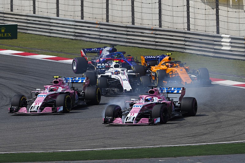 Пілотам Force India наказали боротись лише із суперниками