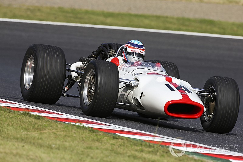 Sato egy legendás Hondával tért vissza Suzukába