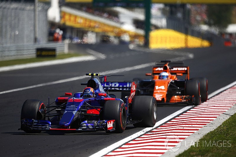 Carlos Sainz destaca el aprendizaje en las batallas contra Alonso