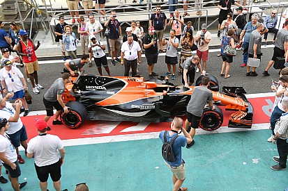 Eldőlt: a McLaren miatt búcsúzik a cápauszony