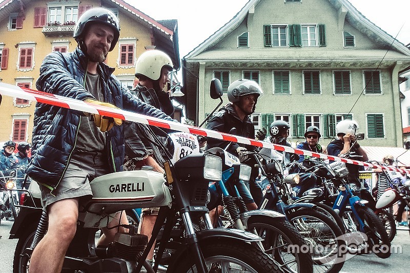 Tornare bambini in sella a un ciclomotore: evviva l'Alpenbrevet!