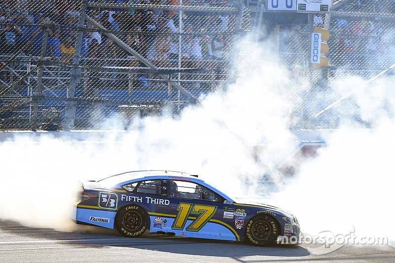Stenhouse, son tur atağıyla NASCAR'da ilk zaferini kazandı