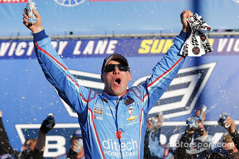 Harvick vence en Loudon y sigue en el Chase
