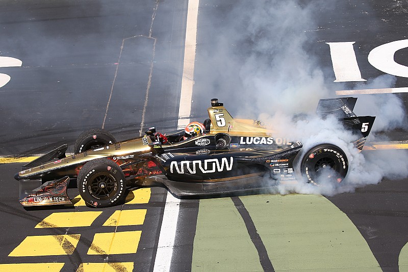 Iowa IndyCar: Hinchcliffe wins, Newgarden suffers in bizarre finish