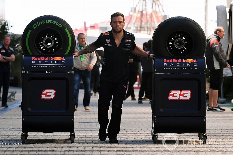 Болельщики попросили вернуть в Ф1 «шинные войны», но Pirelli против