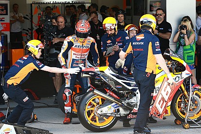 Los mecánicos de MotoGP también con casco en el warm up