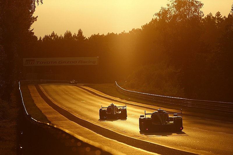 Le Mans 24 Saat - 7. Saat: Gün batımı ile birlikte Toyota'nın liderliği devam ediyor