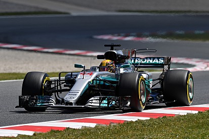 Mercedes y Ferrari han hecho "idénticos pasos", dice Hamilton