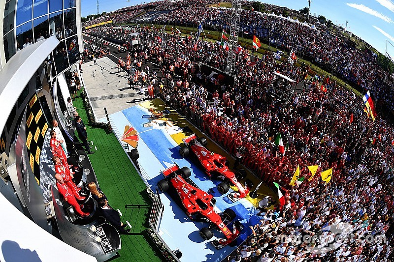 Fotoğrafın ardındaki hikaye: Vettel kutlamaların tadını çıkarıyor