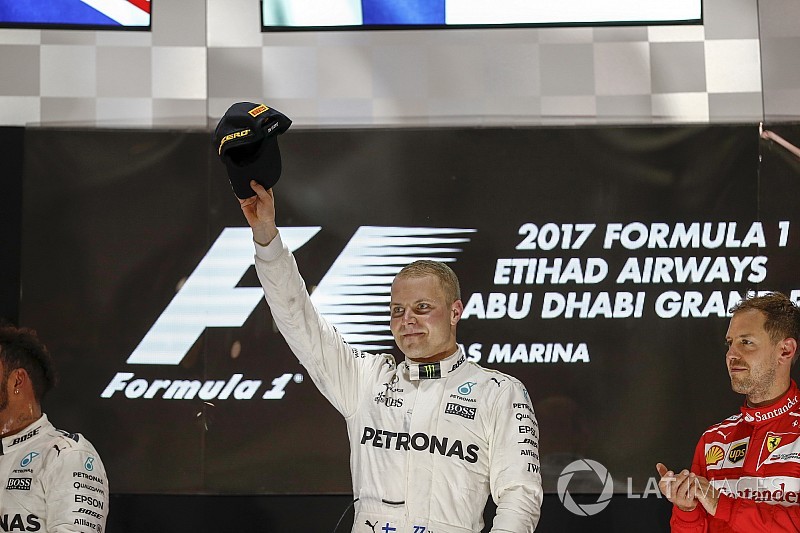 Bottas, arkasından gelen Hamilton'a rağmen tempoyu belirledi