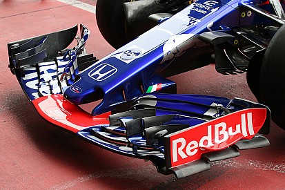 Toro Rosso fantasiosa con due soffiaggi nel marciapiede dell'ala anteriore