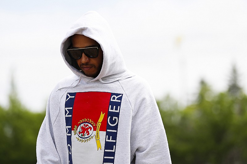 Hamilton aggódik a Mercedes motorja és a Ferrari miatt