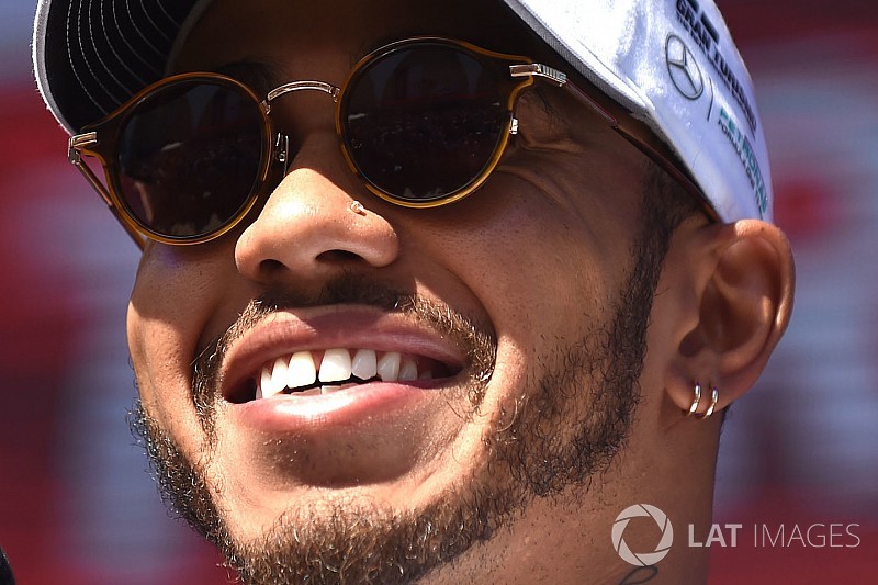 Hamilton már a hóban száguld