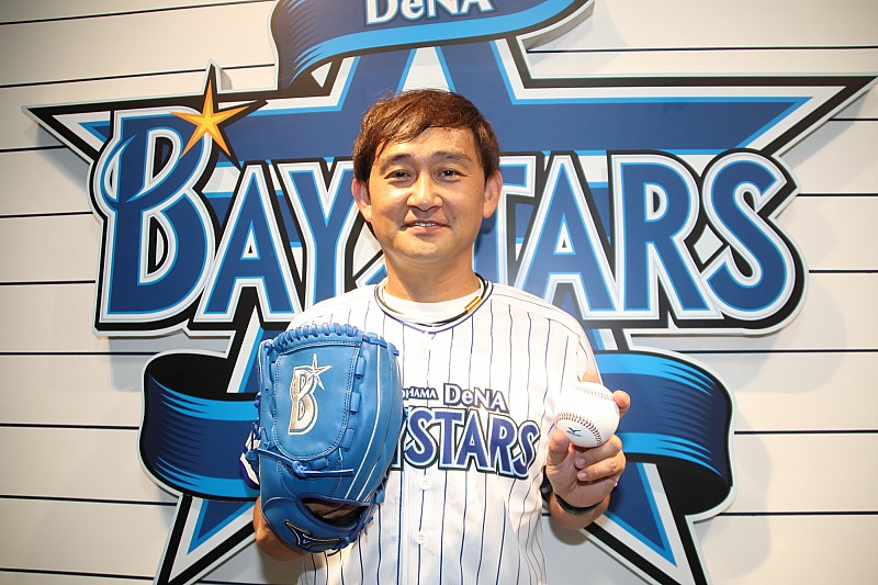 初始球式を終えた道上「今後ピッチングをトレーニングに取り入れたい」