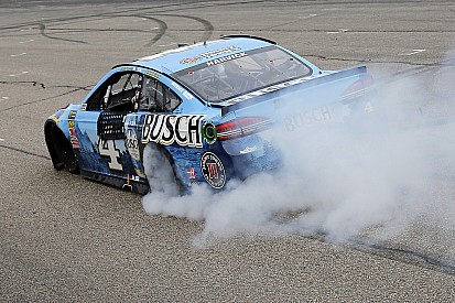 Харвик выбил Кайла Буша с траектории и выиграл гонку NASCAR в Нью-Гэмпшире