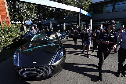 Ріккардо приїхав у Сільверстоун на камуфльованому Aston Martin