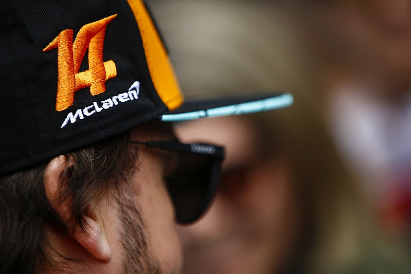 Alonso, McLaren'ın yeni Renault motoruna geçeceğini doğruladı