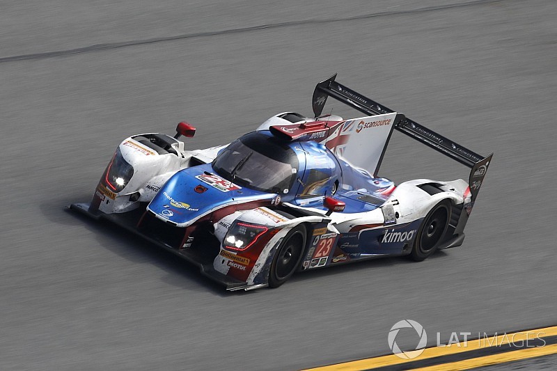 F1-Superstar Fernando Alonso bei 24 Stunden von Daytona 2018 im Pech