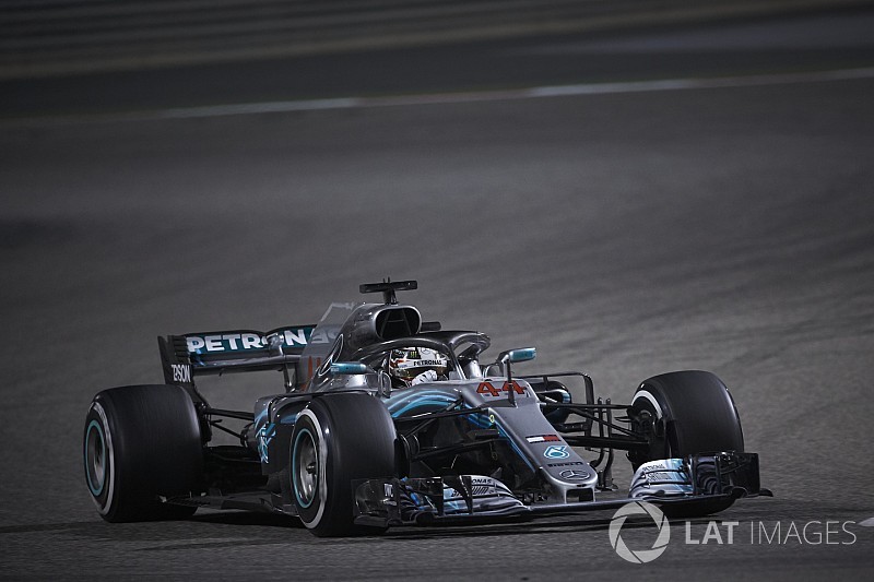 Хэмилтон пожаловался на взаимодействие с Mercedes по ходу гонок