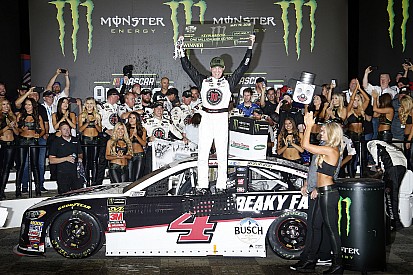 Harvick bate Suarez e vence All-Star Race em Charlotte