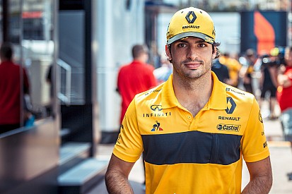 Sainz: Szomorú, hogy magyarázni kellett, miért van nálunk zászló a hazai versenyen